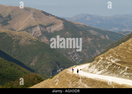 Randonneurs dans le parc national des Monts Sibyllins, Le Marches, Italie Banque D'Images