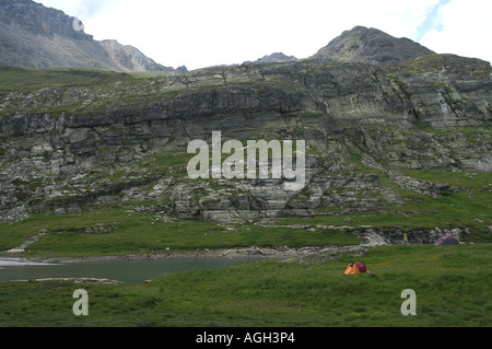 Camping en vallée glaciaire dans la Grande Sassiere Le Saut nature reserve Tarentaise Savoie France Banque D'Images