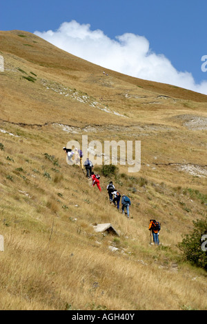 Randonneurs dans le parc national des Monts Sibyllins, Le Marches, Italie Banque D'Images