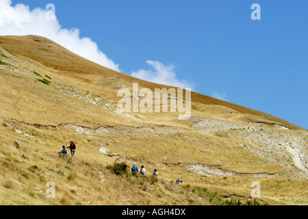 Randonneurs dans le parc national des Monts Sibyllins, Le Marches, Italie Banque D'Images