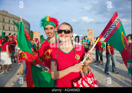 Deux jeunes portugais de football (soccer) fans agitent des drapeaux à un fan fest en Allemagne pendant la Coupe du Monde 2006 Banque D'Images