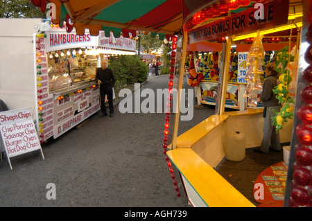 L'homme se tenait à la hot dog stand à une fête foraine Banque D'Images