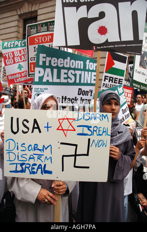 Arrêter la guerre demo 7000marcheurs exigeants à Londres à la fin du cessez-le-feu attaque israélienne contre le Hezbollah au Liban 5 Août 2006 Banque D'Images