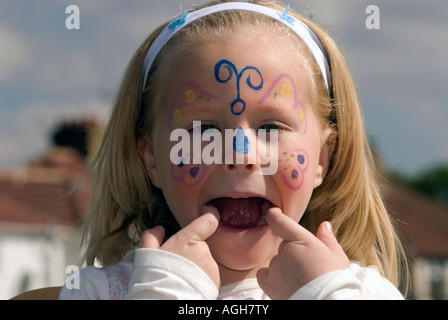 4 ans, fille, à une communauté fun day avec son visage peint, Heston, Middlesex, Royaume-Uni. Banque D'Images