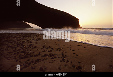 Arche naturelle au coucher du soleil près de Sidi Ifni Maroc Banque D'Images