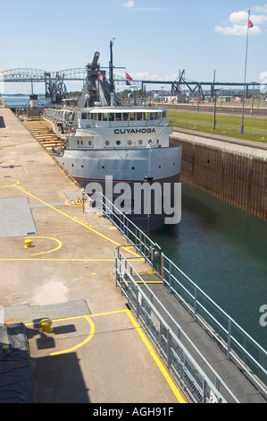 Les cargos des Grands Lacs passe par le Soo Locks à Sault Ste. Marie reliant le lac Supérieur au lac Huron Banque D'Images