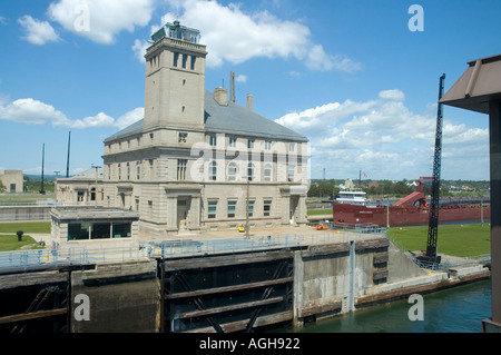 Les cargos des Grands Lacs passe par le Soo Locks à Sault Ste. Marie reliant le lac Supérieur au lac Huron Banque D'Images