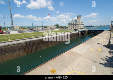 Les cargos des Grands Lacs passe par le Soo Locks à Sault Ste. Marie reliant le lac Supérieur au lac Huron Banque D'Images