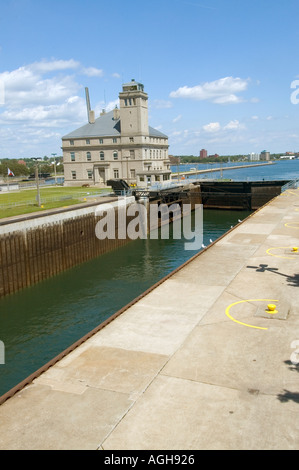 Les cargos des Grands Lacs passe par le Soo Locks à Sault Ste. Marie reliant le lac Supérieur au lac Huron Banque D'Images