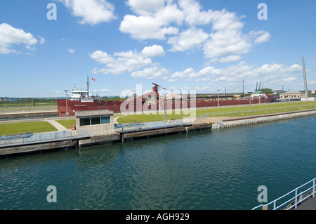 Les cargos des Grands Lacs passe par le Soo Locks à Sault Ste. Marie reliant le lac Supérieur au lac Huron Banque D'Images