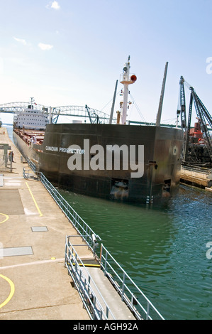 Les cargos des Grands Lacs passe par le Soo Locks à Sault Ste. Marie reliant le lac Supérieur au lac Huron Banque D'Images