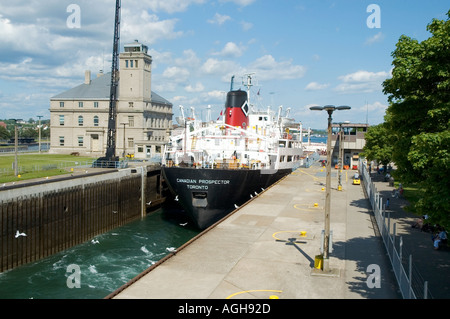 Les cargos des Grands Lacs passe par le Soo Locks à Sault Ste. Marie reliant le lac Supérieur au lac Huron Banque D'Images