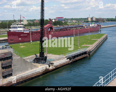 Les cargos des Grands Lacs passe par le Soo Locks à Sault Ste. Marie reliant le lac Supérieur au lac Huron Banque D'Images