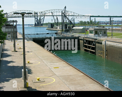 Les cargos des Grands Lacs passe par le Soo Locks à Sault Ste. Marie reliant le lac Supérieur au lac Huron Banque D'Images