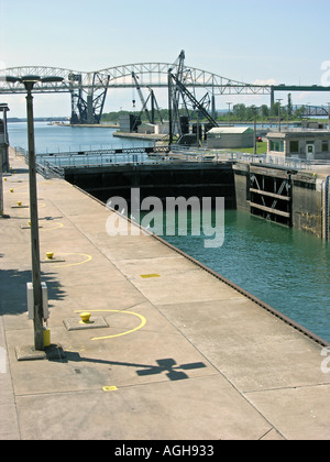 Les cargos des Grands Lacs passe par le Soo Locks à Sault Ste. Marie reliant le lac Supérieur au lac Huron Banque D'Images