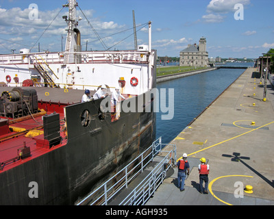 Les cargos des Grands Lacs passe par le Soo Locks à Sault Ste. Marie reliant le lac Supérieur au lac Huron Banque D'Images