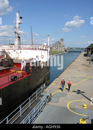 Les cargos des Grands Lacs passe par le Soo Locks à Sault Ste. Marie reliant le lac Supérieur au lac Huron Banque D'Images