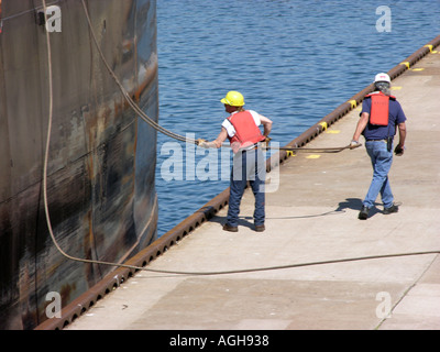 Les cargos des Grands Lacs passe par le Soo Locks à Sault Ste. Marie reliant le lac Supérieur au lac Huron Banque D'Images