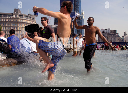 Danser dans les fontaines de Trafalgar Square au cours de Gay Pride marche à travers le centre de Londres de juillet 2006. Banque D'Images