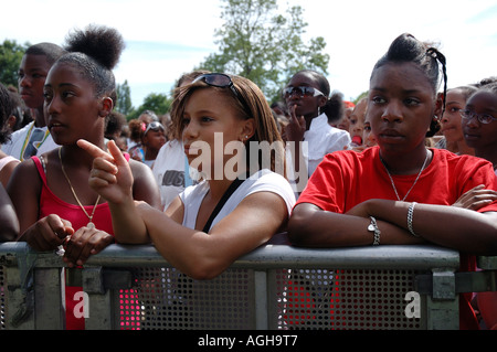 Les jeunes adolescents à l'écoute de concert en plein Brockwell park. Banque D'Images