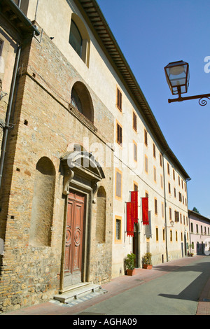 Vue sur Meseo Via Folgore da San Gimignano et le long street, San Gimignano, Toscane, Italie Banque D'Images