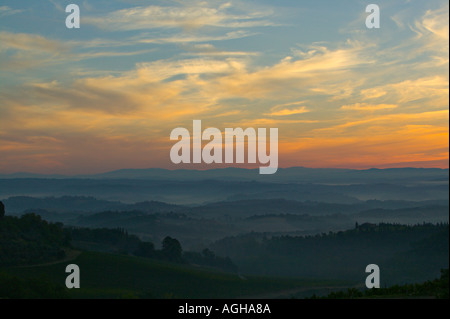 Le lever du soleil sur la campagne entre Certaldo et San Gimignano, Toscane, Italie Banque D'Images