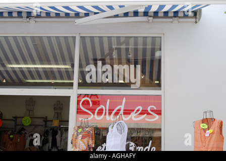 Vente à un magasin de vêtements à St Gilles Croix de vie, Vendée, france nombre 2528 Banque D'Images