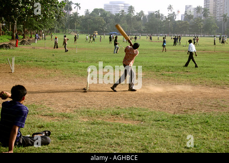 Le RSC91113 différents groupes de garçons à jouer au cricket sport populaire parmi la classe moyenne indienne sur un seul terrain bondé de Oval Banque D'Images