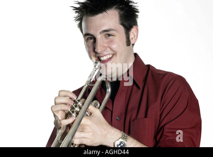 Un homme d'âge collège détient une trompette cornet corne Banque D'Images