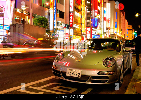 Voiture de sport cool garé près du trottoir, Shinjuku, Tokyo, Japon Banque D'Images