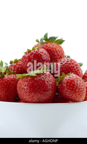 Bol de fraises rouges mûres cueillies fraîches Banque D'Images