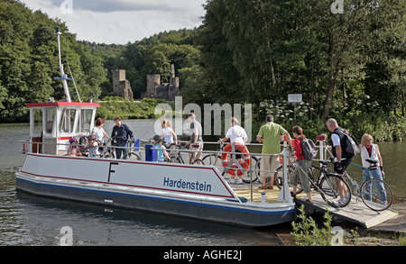 Le ferry quitte ciclists Hardenstein Hardenstein avec les ruines du château en arrière-plan, l'Allemagne, en Rhénanie du Nord-Westphalie, Ruh Banque D'Images