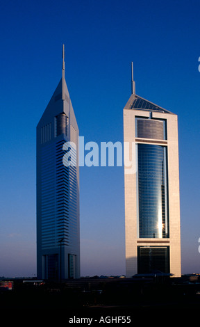 Coucher du soleil dans les tours jumelles du Jumeirah Emirates Towers Hotel et centre d'affaires, DUBAÏ, ÉMIRATS ARABES UNIS. Banque D'Images