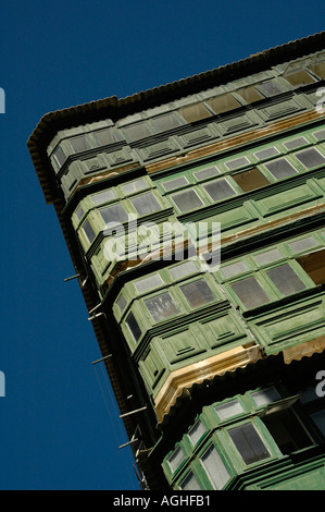 Pile de balcons de bois sur les maisons anciennes La Valette Malte Banque D'Images