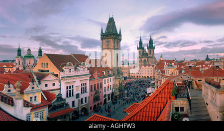Vue panoramique sur la place et les bâtiments de la vieille ville de Prague, République Tchèque Banque D'Images