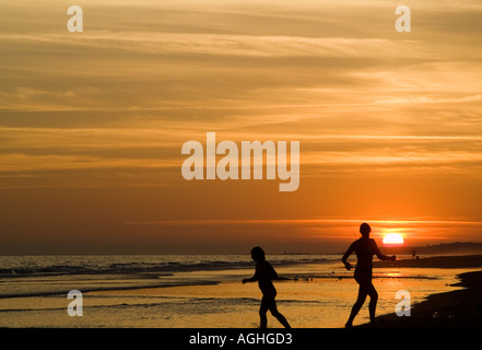 Silhouette on beach Banque D'Images