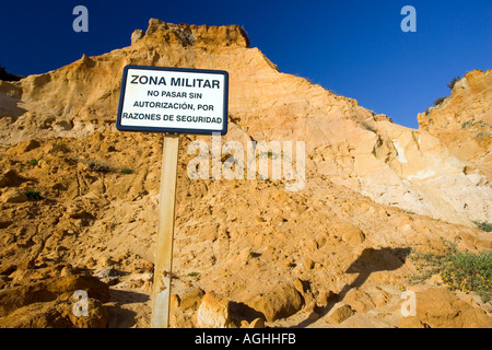 Panneau disant Militar salon n'entrez pas de dunes fossiles Mazagon Huelva Espagne Banque D'Images