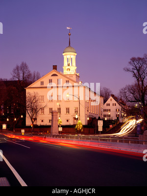 Église de la communauté morave allumé pour Noël, Bethléem, comté de Northampton, Massachusetts, USA Banque D'Images