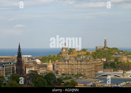 Voir à la gare de Waverley, l'hôtel Balmoral et Calton Hill à Édimbourg Banque D'Images