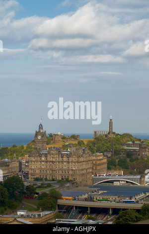 Voir à la gare de Waverley, l'hôtel Balmoral et Calton Hill à Édimbourg Banque D'Images