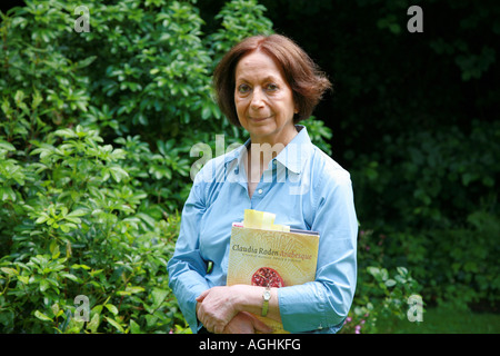 Claudia Roden dans son jardin Septembre 2007 Banque D'Images