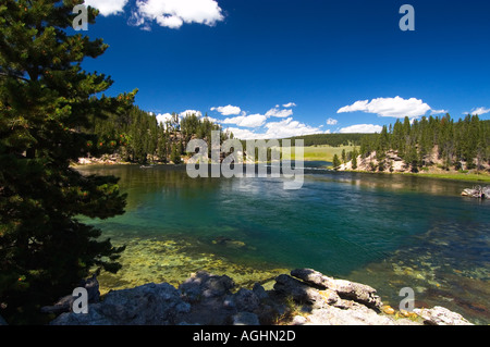 S'écoulant dans la rivière Yellowstone Hayden Valley avec isolation thermique hot springs Banque D'Images