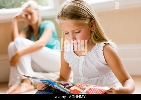 Images de la mère avec sa fille dans l'avant-plan Banque D'Images