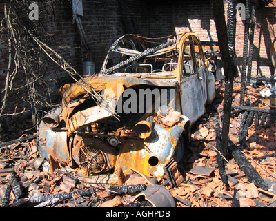 Épave de Burnt Out 2CV Citroën in barn Banque D'Images