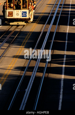 San Francisco, CA, USA, téléphérique en ordre décroissant Hyde Street près de Fisherman's Wharf, à la fin de l'après-midi Banque D'Images