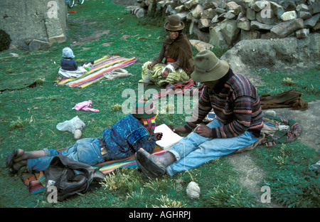 La Bolivie, El Cumbre, Man teaching boy Banque D'Images