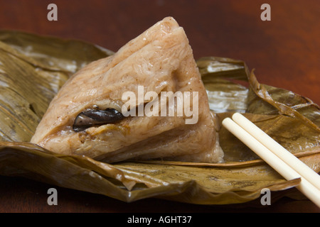 Zong Zi sticky rice dumpling mangé pendant le festival du bateau dragon Banque D'Images