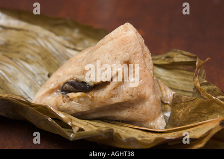 Zong Zi sticky rice dumpling mangé pendant le festival du bateau dragon Banque D'Images