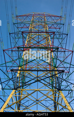 Tour de transmission de puissance d'électricité colorés avec ciel bleu Banque D'Images