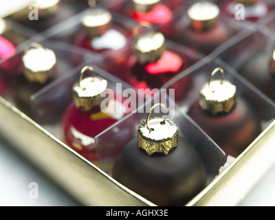 Une boîte de boules de noël de couleur Banque D'Images